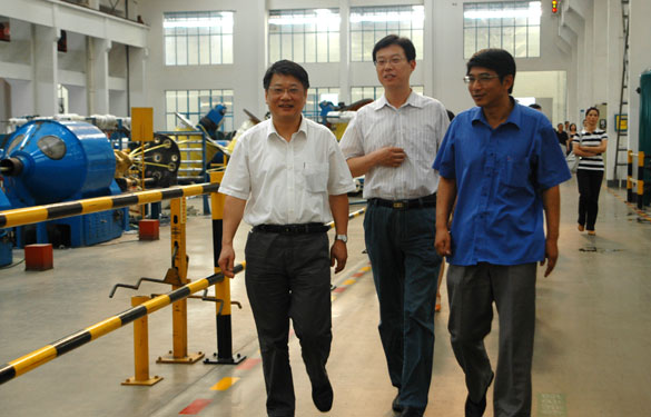 江苏省经信委企业生长效劳随处长陈冈一行来大宝娱乐集团考察指导