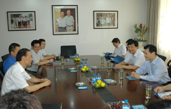 江苏银行董事长黄志伟来大宝娱乐考察