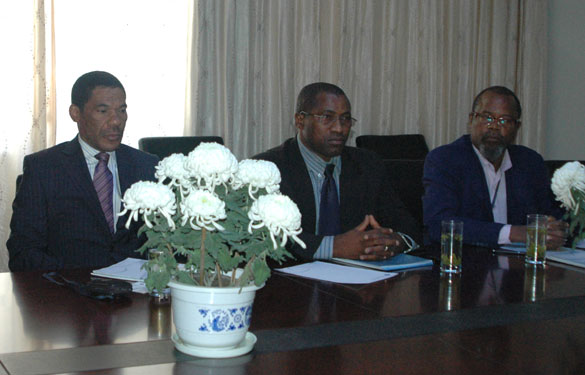 安哥拉罗安达市电力公司向导来大宝娱乐集团考察