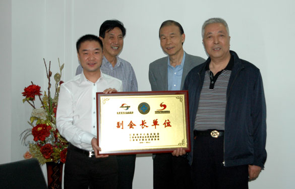 江苏省中小企业协会会长于登和来大宝娱乐集团调研