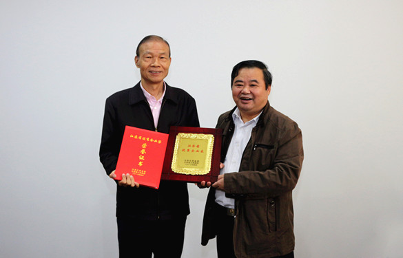 2016年10月12日，，，，，常州市经信委副主任潘仁贤一行来大宝娱乐电缆旅行调研，，，，，并为集团董事长丁山华揭晓江苏省优异企业家奖牌