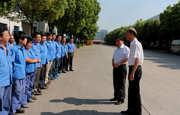 溧阳市市长苏江华等向导慰问大宝娱乐一线员工