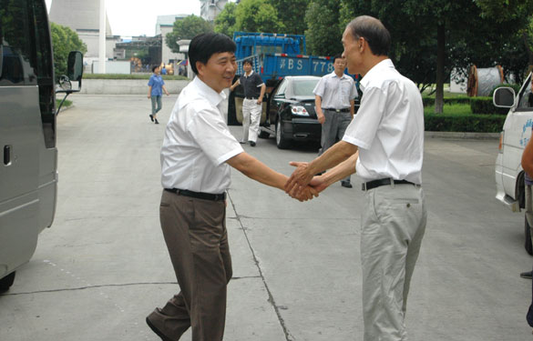 溧阳市市长盛建良一行来大宝娱乐集团慰问一线员工