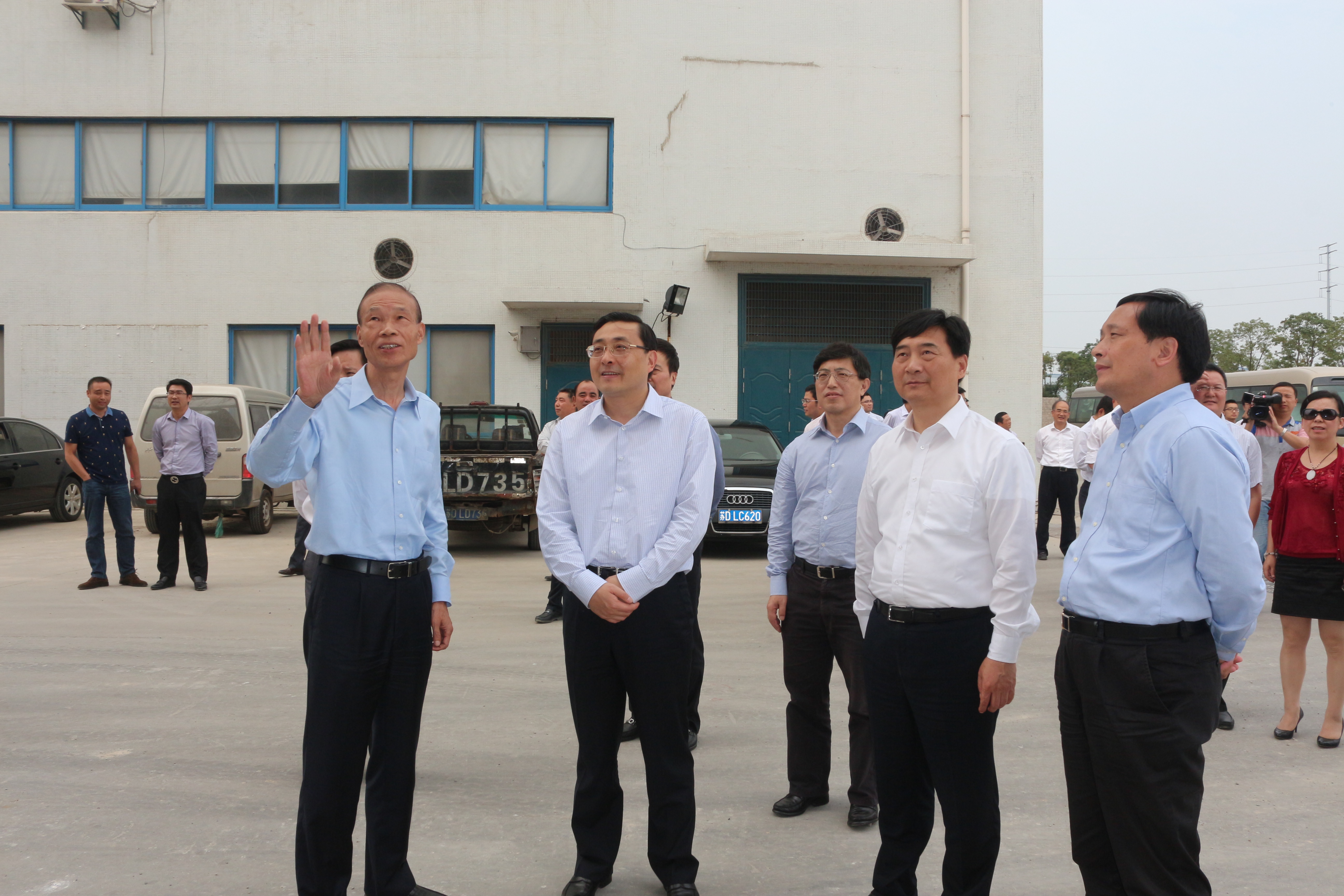 10月10日，，，，，，常州市市长费高云一行来大宝娱乐电缆督查西厂区三期工程建设情形