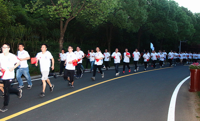 不忘初心 逐梦奔驰——大宝娱乐电缆举行“学党史、跟党走、铭党恩”夜跑活动