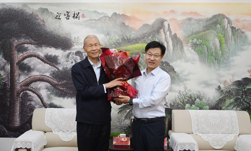 溧阳市委书记叶明华来大宝娱乐慰问“江苏省优异企业家”丁山华